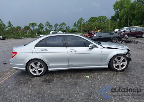 2010 Mercedes-Benz C 300 Luxury/Sport z USA, uszkodzony, nr VIN WDDGF5EB6AR101096